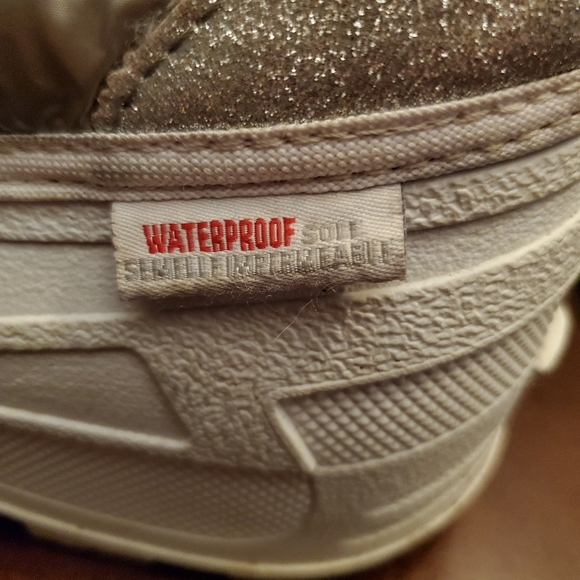 Girls winter boots size 4 - Picture 3 of 5